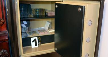Descinderi în forță la Constanța: limuzine, zeci de mii de euro și țigări de contrabandă confiscate - 5