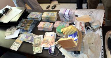 Descinderi în forță la Constanța: limuzine, zeci de mii de euro și țigări de contrabandă confiscate - 6