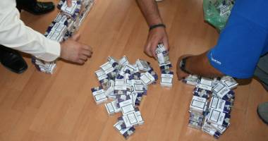 Descinderi în forță la Constanța: limuzine, zeci de mii de euro și țigări de contrabandă confiscate - 7