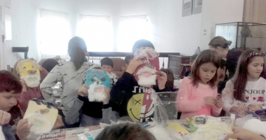 Stire din Cultură-Educație : Copiii învață să confecționeze măști la Muzeul de Artă Populară