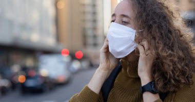 Stire din Sănătate : Măștile de protecție pot provoca iritații și coșuri