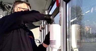 Stire din Social : Autobuzele au fost dotate cu dispensere ce conțin substanțe dezinfectante
