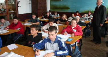 Stire din Cultură-Educație : Măsura comasării școlilor va avea  efecte dezastruoase! Profesorii se opun