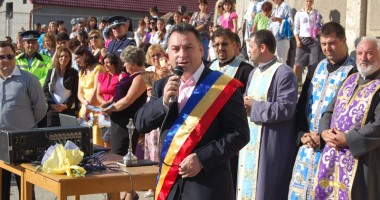 Stire din Cultură-Educație : Toți elevii din Năvodari au primit rechizite în prima zi de școală