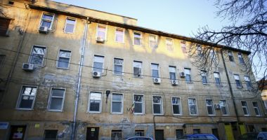 Stire din Eveniment : Maternitatea Odobescu, mai degradată pe zi ce trece. O altă bucată de tavan s-a prăbușit