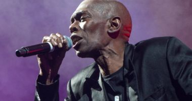 Stire din Actualitate : Maxi Jazz, cântărețul trupei Faithless, a murit la vârsta de 65 de ani