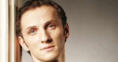 Stire din Monden : Mihai Trăistariu dă în judecată site-ul satiric Times New Roman