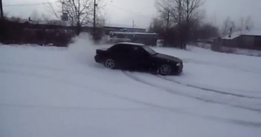 Stire din Eveniment : Opt tineri au riscat făcând drifturi pe zăpadă și au fost amendați