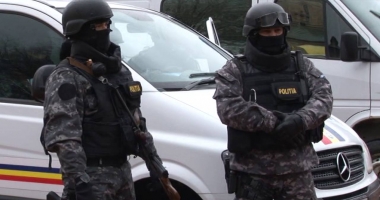 Stire din Eveniment : PEDAGOG, ARESTAT PENTRU PROXENETISM. Întreținea relații sexuale cu o elevă de 14 ani