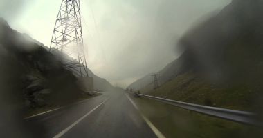 Stire din Social : Cod portocaliu de vreme rea: NU VĂ AVENTURAȚI PE TRANSFĂGĂRĂȘAN!