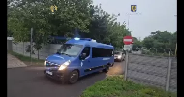 Stire din Eveniment : Trei persoane, trimise în judecată de DIICOT pentru trafic și deținere de droguri de mare risc