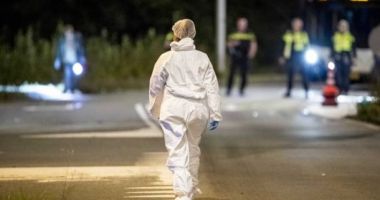 Stire din Sport : Un fotbalist cunoscut a fost asasinat azi-noapte la Amsterdam. El a fost împușcat în propria mașină