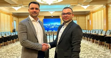 Stire din Politică-Administrație : Deputatul Marian Crușoveanu a primit în vizită la Parlament tinerii ambasadori ai proiectului S.A.V.E.