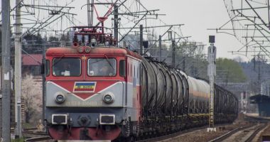 Stire din Eveniment : ACCIDENT FEROVIAR. Un tren încărcat cu păcură și benzină a lovit un TIR