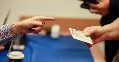 Stire din Politică-Administrație : Alegătorii pot vota şi cu actele de identitate expirate