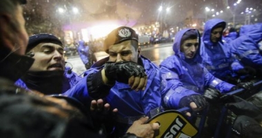 GALERIE FOTO / Godină spune că jandarmul violent e cel care l-a protejat pe Dragnea la DNA - 2