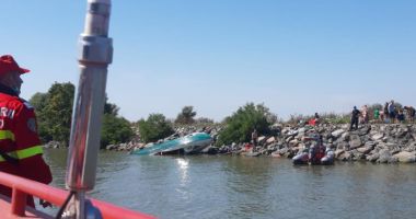 Stire din Eveniment : UPDATE Patru persoane, între care un copil, au murit, după ce barca în care se aflau s-a răsturnat în Golful Musura din Delta Dunării