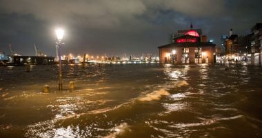 Stire din Actualitate : Inundație puternică în Hamburg, fix în ziua în care acum 60 de ani o furtună a ucis 315 oameni