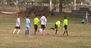 Stire din Sport : VIDEO/ Un arbitru este scuipat, alergat și snopit în bătaie. Agresorul riscă să fie exclus pe viața din fotbal