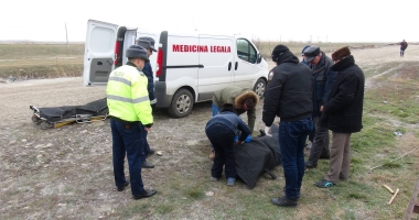 DESCOPERIRE MACABRĂ! CONSTĂNȚEAN DE 37 ANI, GĂSIT MORT ÎNTR-UN ȘANȚ DE PE MARGINEA DRUMULUI
