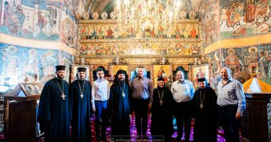 Stire din Social : Ciucă a vizitat mănăstirea Voroneț și a primit ”Crucea Bucovinei” pentru “susținerea bisericii”