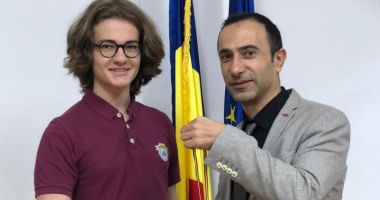 Stire din Cultură-Educație : Medalie de argint  pentru elevul Edis Memiș,  de la Liceul Internațional