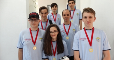 Stire din Cultură-Educație : Elevi ai Liceului Internațional,  medaliați cu aur  la First Lego League