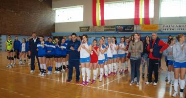 Stire din Politică-Administrație : Voleibalistele de la Turneul de volei de la Medgidia, premiate de Primărie