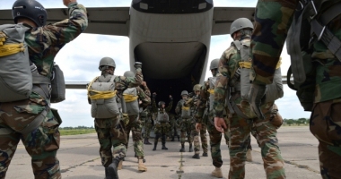 ACȚIUNE MILITARĂ TERMINATĂ PROST! 12 MILITARI, VICTIME DUPĂ UN SALT CU PARAȘUTA