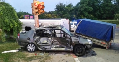 GALERIE FOTO / GRAV ACCIDENT LA CONSTANȚA. 14 VICTIME! MICROBUZ RĂSTURNAT ÎN INTERSECȚIE, DUPĂ UN IMPACT PUTERNIC CU O MAȘINĂ - 2