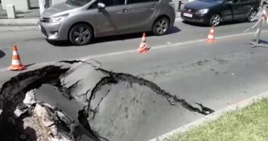 Un bărbat a căzut cu mașina într-o groapă formată sub asfalt