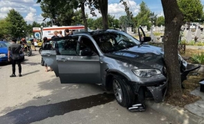 Stire din Eveniment : Două mașini s-au ciocnit violent într-un cimitir! Trei victime au avut nevoie de îngrijiri medicale