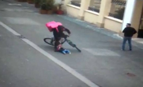Un curier pe bicicletă a lovit în plin, pe o stradă pietonală, o fetiță de 2 ani. Bărbatul a fost reținut