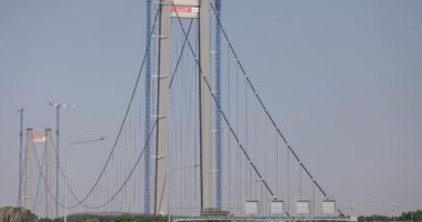 Stire din Social : Alertă la noul pod de la Brăila: Un bărbat amenință că se aruncă în Dunăre, traficul a fost blocat