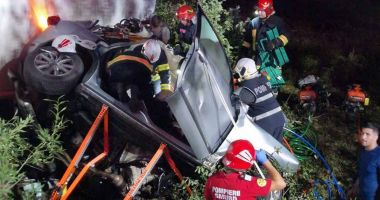 Stire din Eveniment : Accident mortal! Un TIR a intrat pe contrasens și a lovit în plin o mașină