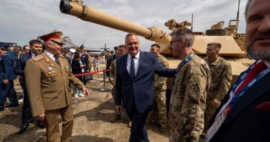 Stire din Actualitate : Nicolae Ciucă la fabrica de armament de la Cugir: “Industria de apărare are nevoie de consolidarea cercetării și a inovației”