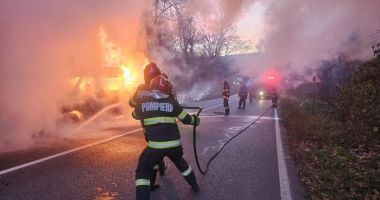 Trafic blocat pe un drum național. Un microbuz cu muncitori a luat foc în mers