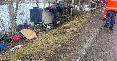 Stire din Eveniment : A fost activat Planul Roșu. Victime multiple încarcerate după ce un microbuz s-a răsturnat