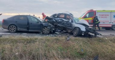 Stire din Eveniment : Două persoane au decedat pe loc și alte patru sunt în stare gravă în urma unui accident rutier