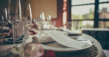 Stire din Actualitate : Escrocheria 'tehnica poșetei' ia amploare în restaurante. Noua metodă prin care se fentează nota de plată