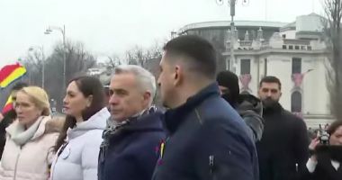 Stire din Actualitate : Călin Georgescu, pe scenă în Piața Victoriei: 'Eu nu contez, dar voi contați pentru România'