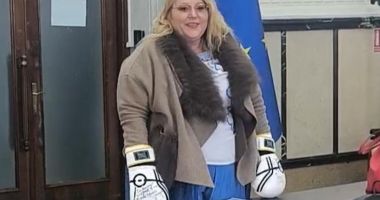 Stire din Politică-Administrație : Diana Șosoacă a venit la BEC purtând mânuși de box: “Am venit să mă mai lupt o dată cu sistemul”