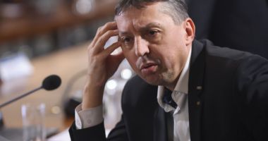Stire din Cultură-Educație : Clarificări privind bursele elevilor și studenților. "Nu scade valoarea, dar vor fi mai puține"