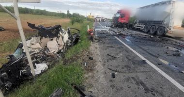 Stire din Eveniment : Accident mortal între o betonieră și un autoturism. Două persoane și-au pierdut viața
