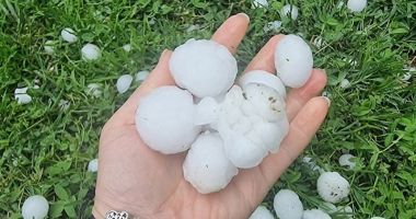 Stire din Social : Vremea a făcut prăpăd în țară: grindină cât un bulgăre, culturi și mașini avariate