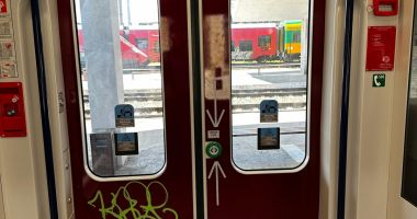 Stire din Eveniment : Primul tren electric nou din România a fost vandalizat