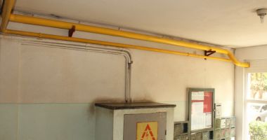 Stire din Actualitate : În ”țara lui Dorel” totul e posibil: zeci de familii din Brașov primesc apă pe țeava de gaze
