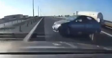 Stire din Eveniment : Imaginea inconștienței! Un șofer întoarce mașina pe autostradă și lovește un alt autovehicul