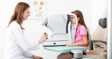 Stire din Sănătate : Oftalmologii români prezintă tratamente pentru cataractă în Africa