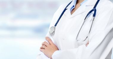 Medicul acuzat că și-ar fi ucis bebelușul s-a întors la muncă, la spital